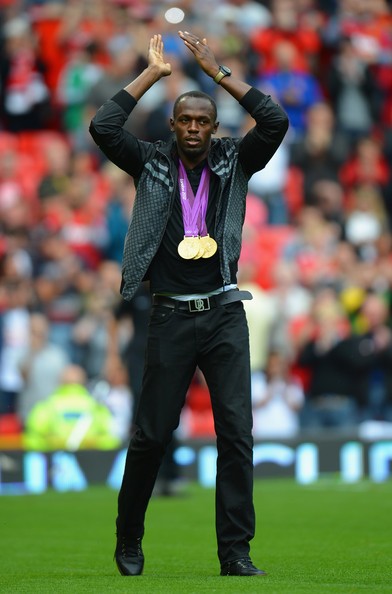 Bolt chào khán giả trên sân Old Trafford...